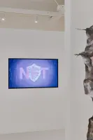 네온 퍼플 NFT 로고가 빛나는 갤러리 브랜딩 월